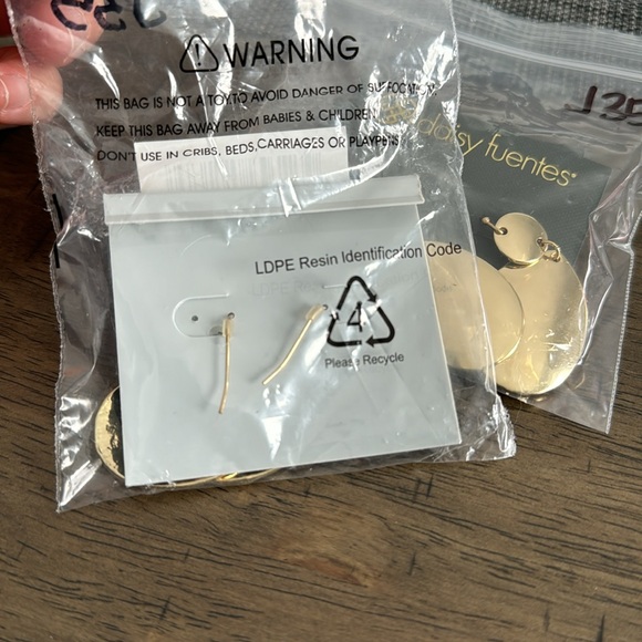 J35. DAISY FUENTES Gold Disc Teardrop Dangle Earrings NEW - Picture 2 of 2